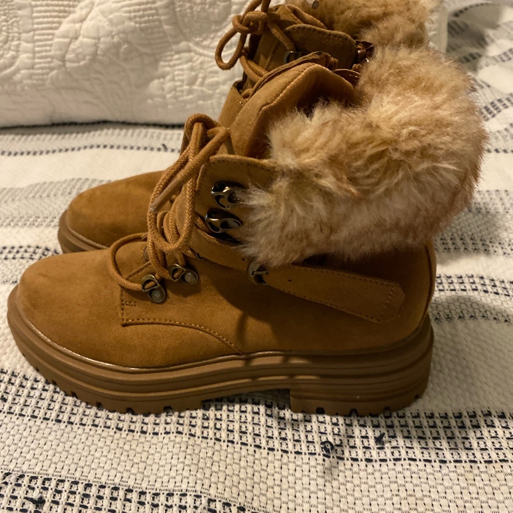 Sun & Stone Women’s Boots 🥾 Faux Leather/Faux Fur color Tan Size 5 NWOT